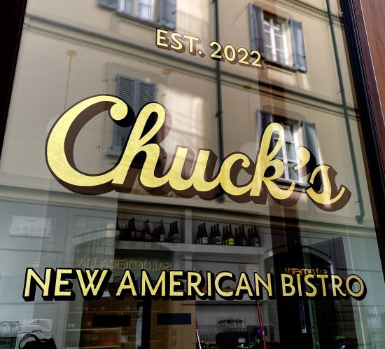 Chuck's Milano American Bistro - insegna dipinta a mano foglia oro