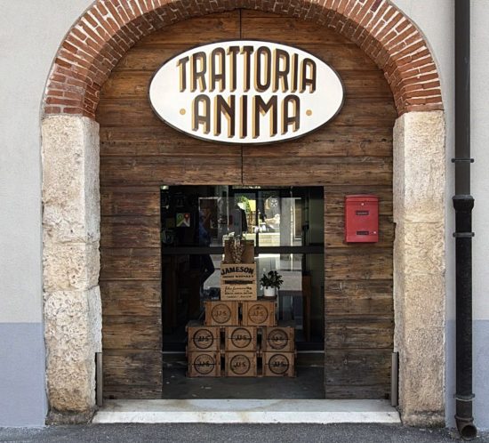 Insegna dipinta a mano su lamiera ovale curvata - Trattoria Anima a Soave